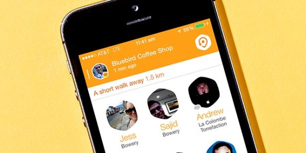<p>Kahvenizi yudumlarken bakıştığınız karşı masadaki kişiyi Swarm'da bulup mesaj atarak, güzel bir hamle yapabilirsiniz.<br />
Swarm'ın en etkili olaylarından bir taneside, sürekli takıldığınız mekanlarda yer bildirimi yaptığınız için, insanlar sizin ne tür bi kişiliğe sahip olduğunuzu, nelerden hoşlandığınız daha kolay anlayabilir ve buna göre size ilgi gösterebilir. Bazı insanlar sürekli elit ve pahalı mekanlarda yer bildirimi yapanları daha çekici buluyor</p>
