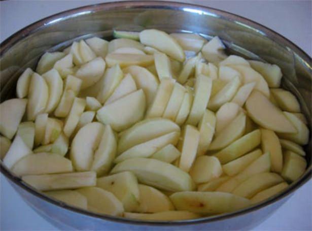 <p>Elmaların renk değiştirmesini de 2 ölçek su ve 1 ölçek bal ile önleyebilirsiniz.</p>
<p> </p>