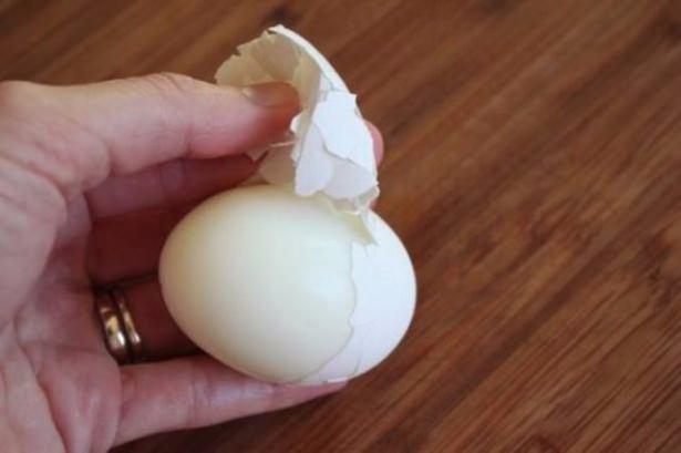 <p>Yumurtanın kabuğunu kolayca soymak için kaynattığınız suya bir miktar sirke veya karbonat ekleyin.</p>
<p> </p>