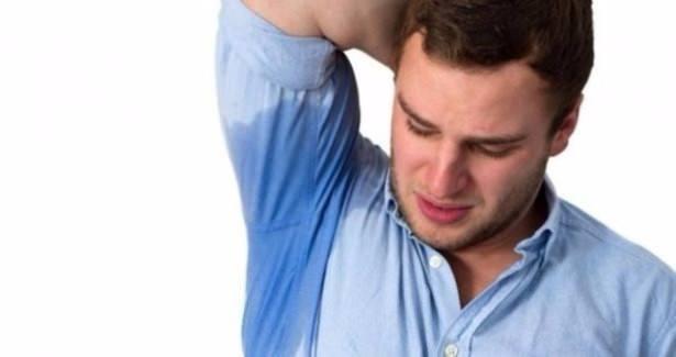 <p><strong>Terleme problemi yaşıyorsanız ve duş almaya vaktiniz yoksa... </strong><br />
Hemen kadınlar tuvaletine gidin ve birkaç kağıt havlu koparın. Kokulu antibakteriyel sıvı sabunu kağıt peçeteye dökün ve o bölgeyi silin. Ancak sonrasında iyice kurulamayı unutmayın.</p>