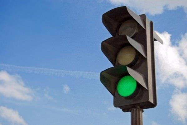 <p>Trafik lambasının yeşil yanması geçmenin mutlaka güvenli olduğu anlamına gelmez.</p>