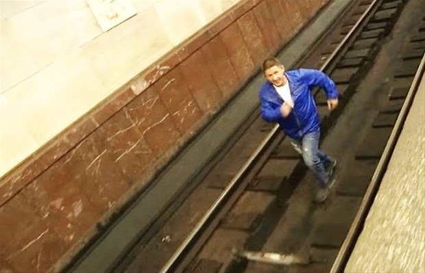 <p>Eğer karşıdan gelen treni göremiyorsanız, trenin duracağı ilk vagona doğru ilerlemelisiniz. Bu süreçte metro çalışanlarından yardım isteyin.</p>
