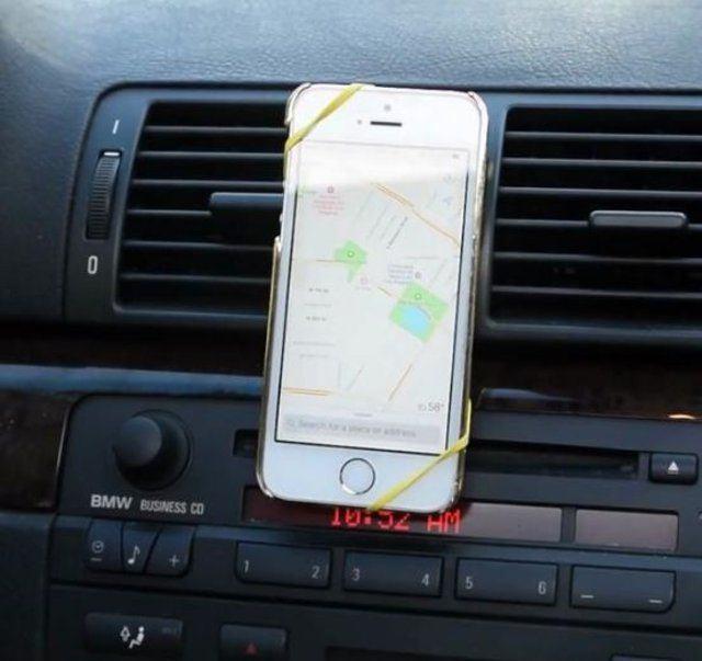 <p>Daha sonra iki ayrı uçtan cep telefonunuzu çapraz şekilde lastiğin içine geçirin. İşte bu kadar kolay!</p>
<p> </p>