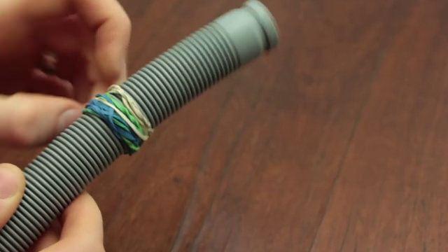 <p>Üzülmeyin. Birkaç lastik ile sıkıca doladığınız hortum, bir süre su kaçırmadan işinizi görecektir.</p>
<p> </p>
