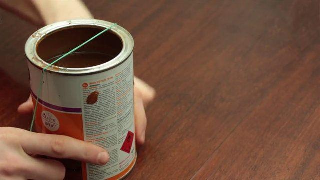<p>Boya kutusuna bağladığınız lastik ile boya fırçasını süzerek yere damlamasını engelleyebilirsiniz.</p>

<p> </p>
