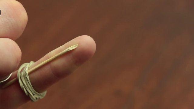 <p>Ancak gidene kadar atel yapmak isterseniz bir kürdan ve bir lastik size yeterli olan malzemedir.</p>
<p> </p>