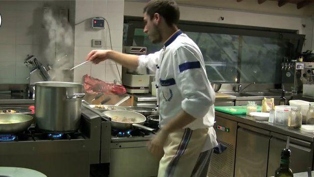 <p>Yemek yapanların pratik bilgilere çok ihtiyacı vardır.</p>

<p> </p>
