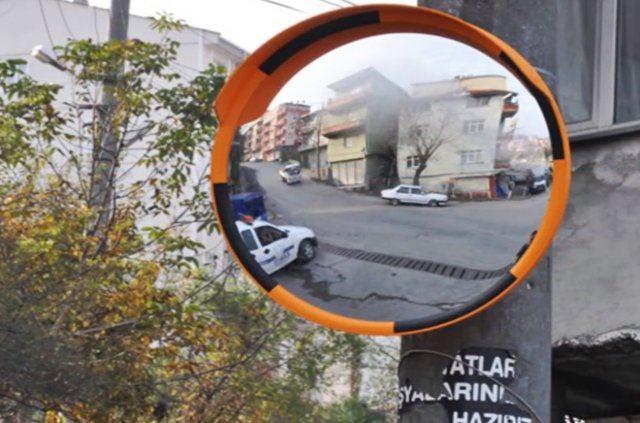 <p><strong>YOL KENARLARINDAKİ TÜMSEK AYNALAR</strong></p>
<p>Genellikle Ana Yol -Tali Yol ayrımlarında gördüğümüz bu tümsek aynaların amacı, ara yoldan ana yola çıkan araçlar tarafından, ana yol üzerinde bir araç olup olmadığını görmek için kullanılır.</p>