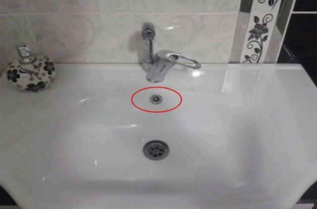 <p><strong>LAVABO İÇİNDEKİ KÜÇÜK DELİK</strong></p>
<p>Lavabo üzerinde bulunan delik, suyun normal gider deliğinden akmaması sonrası lavaboya dolan suyun taşmasını önlemek için ikinci bir gider yolu olarak düşünülmüştür.</p>