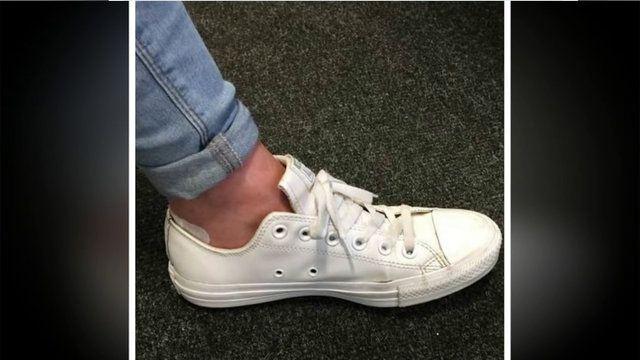 <p><strong>CONVERSE AYAKKABILARINDAKİ DELİKLER</strong></p>

<p>Anlamsız gibi görünen converse model ayakkabılardaki deliklerin amacı, ayak içini havalandırmak.</p>
