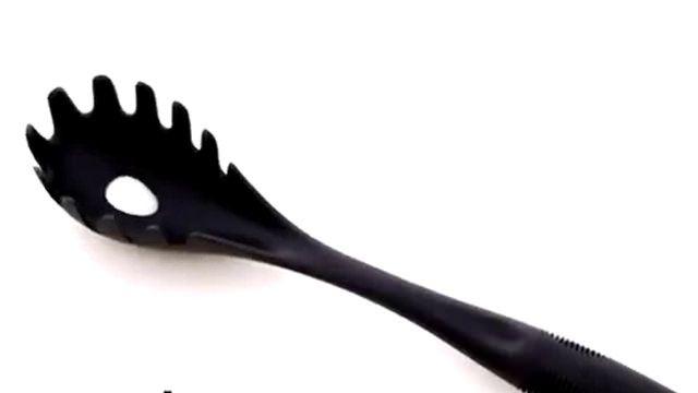 <p><strong>SPAGHETTİ KEPÇESİNDEKİ DELİK</strong></p>

<p>Bir çok insan bu deliğin sıcak suyun süzülmesi için yapıldığını düşünse de aslında kullanım amacı farklıdır.</p>

