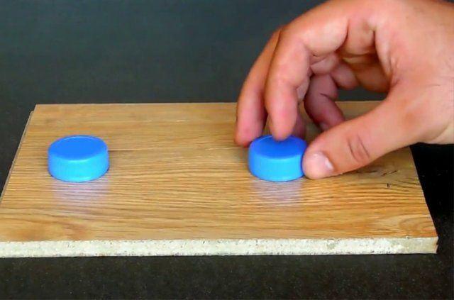 <p>Bir tahta, iki pet şişe kapağı, ve bir maket bıçağı ile alternatif bir soyacak yapabilirsiniz.</p>
