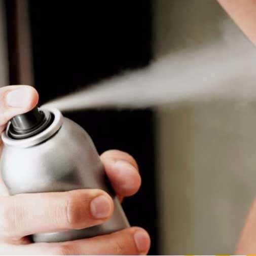 <p>2- Sivrisinek ısırığının kaşıntısını kesmek için ısırığın olduğu bölgeye deodorant sıkın.</p>
