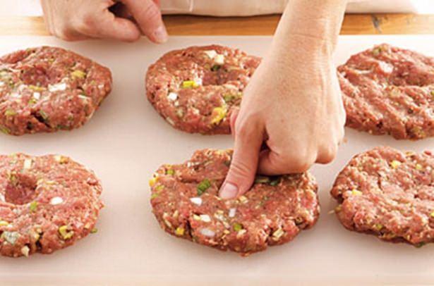 <p>Hamburger Köftesi</p>

<p>Hamburger köftelerinizin yaparken şişmemelerini ve ekmek arasında düzgün görünmelerini istiyorsanız pişirmeden hemen önce ortalarına parmağınızla bastırmanız yeterli.</p>
