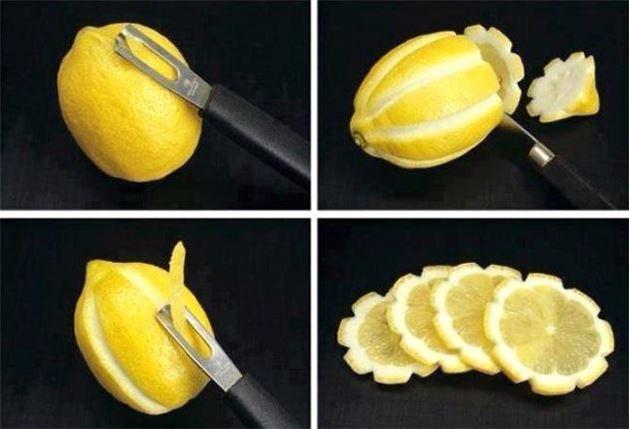 <p>Bir soyucu aracılığıyla limon dilimlerini bu şekilde çiçek yapabilirsiniz.</p>
