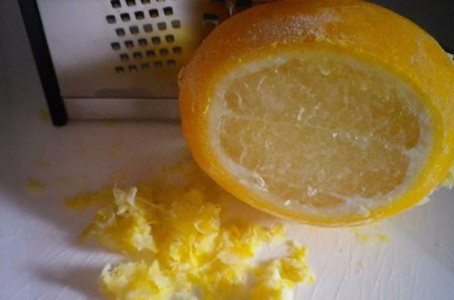 <p>Buzlukta donan limonu rendeleyin. Böylece limon parçalarını pek çok yemeğin içine katabilirsiniz.</p>
