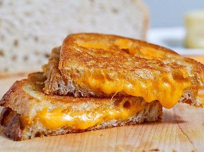 <p><strong>Tost ekmekleriniz artık yanmayacak</strong></p>

<p>Tost için hazırlayacağınız peyniri oda sıcaklığında tutun. Böylece tost sırasında daha eşit derecede eriyecek ve ekmeğiniz yanmayacaktır. </p>
