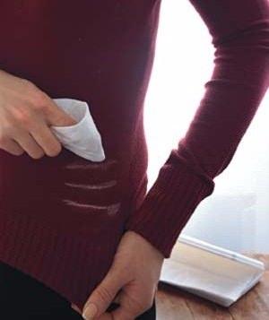 <p>Kıyafetlerdeki beyaz deodorant lekelerinden kurtulmak için askılarda kullanılan koruyucu köpüğü kumaşa narince sürterek temizlik yapabilirsiniz.</p>