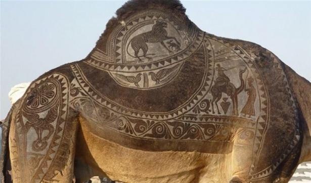 <p> 15 farklı desen yapabildiğini ve deseni “deveye hangisinin daha çok uyacağını düşünüyorsa ona göre” seçtiğini söylüyor.</p>
