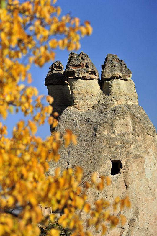 <p>Doğa harikası yeryüzü şekilleri, tarihi ve kültürel değerleriyle yerli ve yabancı turistlerin akınına uğrayan Kapadokya’da peribacaları ve vadiler, sonbaharın renkleriyle farklı bir güzelliğe büründü.</p>