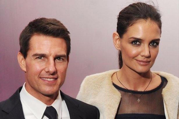 <p>4. TOM CRUISE (KATIE HOLMES)</p>

<p>Katie Holmes, daha ekranda üne kavuşmadan çok zaman önce Tom Cruise'un bir hayranıydı. Ve daha o zamandan aktör ile evlenmeyi kafasına koymuştu. Fakat ne yazık ki bu evlilik çok uzun yıllar sürmedi.<br />
 </p>
