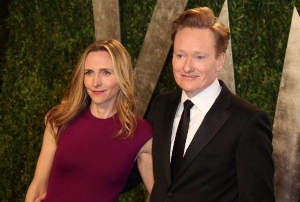 <p>14. CONAN O'BRIEN (ELIZABETH ANN POWEL)</p>

<p>Liza Powel, ünlü televizyon programcısı Conan O'Brien'in programlarına gidiyor ve onu çok beğeniyordu. O'Brien de onca insan arasında Powel'i görmüş ve ona aşık olmuştur. Çift, 2002 yılından beri evliliklerini sürdürüyor.<br />
 </p>
