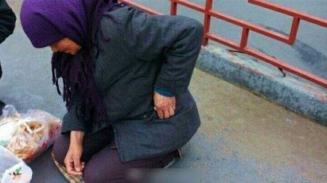 <p>Yanına yaklaşan bir kadın, dilenciye içi yiyecek dolu bir poşet veriyor.</p>
<p> </p>