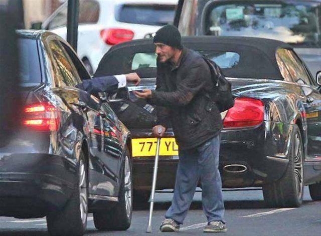 <p>Londra sokaklarında elinde koltuk değneği ile aksayarak yürüyen bu adamın gerçek yüzü ortaya çıktı...</p>
