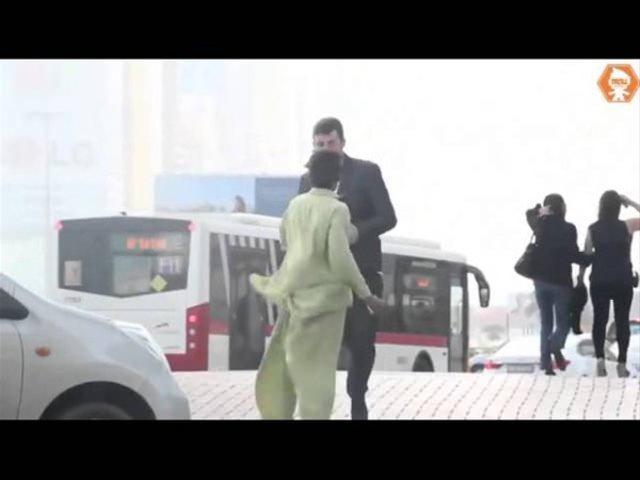 <p>Cüzdanın yere düştüğünü gören herkes, sahibini uyararak, cüzdanını düşürdüğünü söyledi.</p>

<p> </p>

