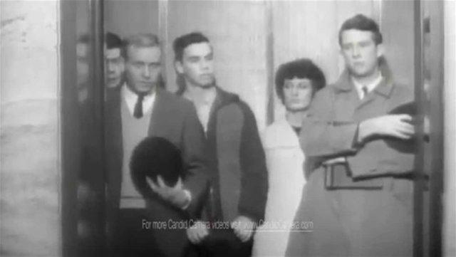 <div><strong>Asansör deneyi</strong></div>
<div> </div>
<div>1960'larda bir komedi programından yola çıkılarak yapılan deneyde sürü psikolojisi denen şey resmen kanıtlanıyor.</div>