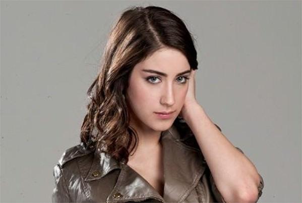 Hazal KAYA - ‘Adını Feriha Koydum’ dizisiyle hatırı sayılır bir hayran kitlesine ulaşan ve oyunculuğunu geliştiren Hazal Kaya, şu sıralar yeni dizi projesi ‘Son Yaz Balkanlar 1912’ için Makedonya-Türkiye arasında mekik dokuyor.