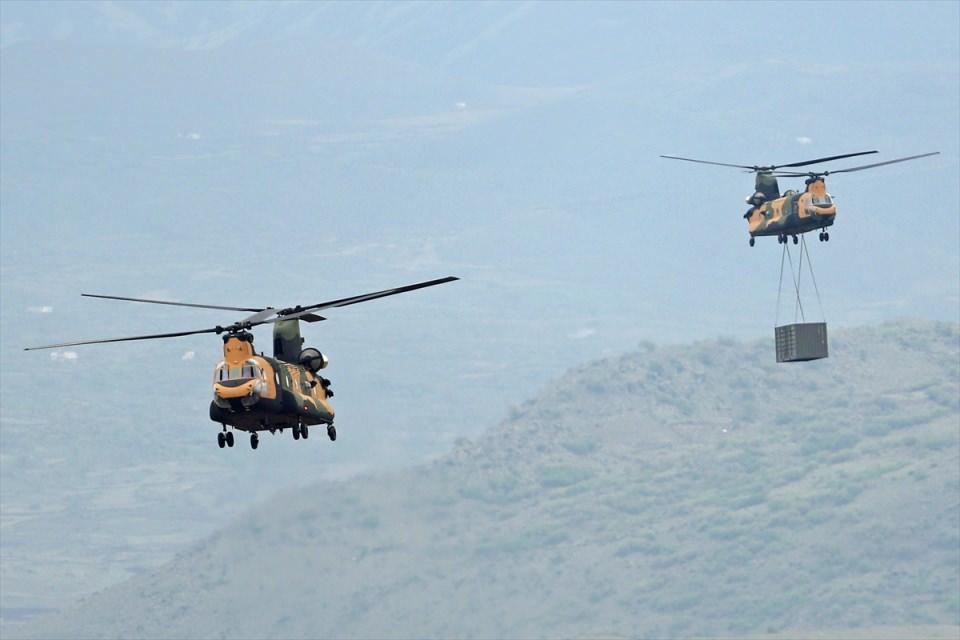 <p>Tatbikat senaryosu kapsamında 12. Hava Ulaştırma Ana Üs Komutanlığından havalanan C-130 ve C-160 tipi nakliye uçaklarındaki 100 paraşütçü komando, bölgeye indirme yaptı. Paraşütle atlayan komandolar, temsili düşman muharebe merkezine operasyon düzenledi.</p>
<p> </p>