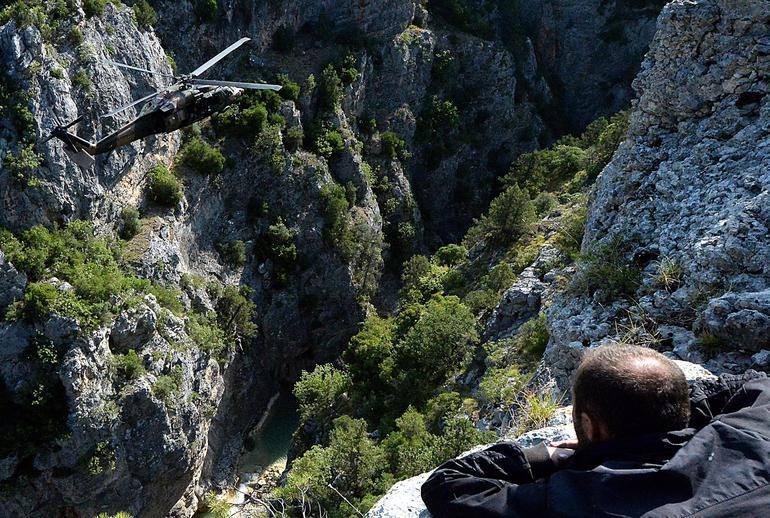 <p>Yaklaşık 100 metre derinliği bulunan kanyona inen grup,kayanın üzerinden buradaki suya atlamak istedi.</p>