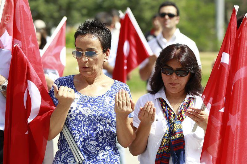 <p><strong>Ankara'da engellilerden protesto</strong><br />
Başkentte Güvenpark'ta toplanan Engelliler Konfederasyonu üyeleri, , "Hepimiz Mehmetçikiz, PKK'ya yeteriz" ve "Şehitler ölmez, vatan bölünmez" şeklinde sloganlar attı.<br />
</p>