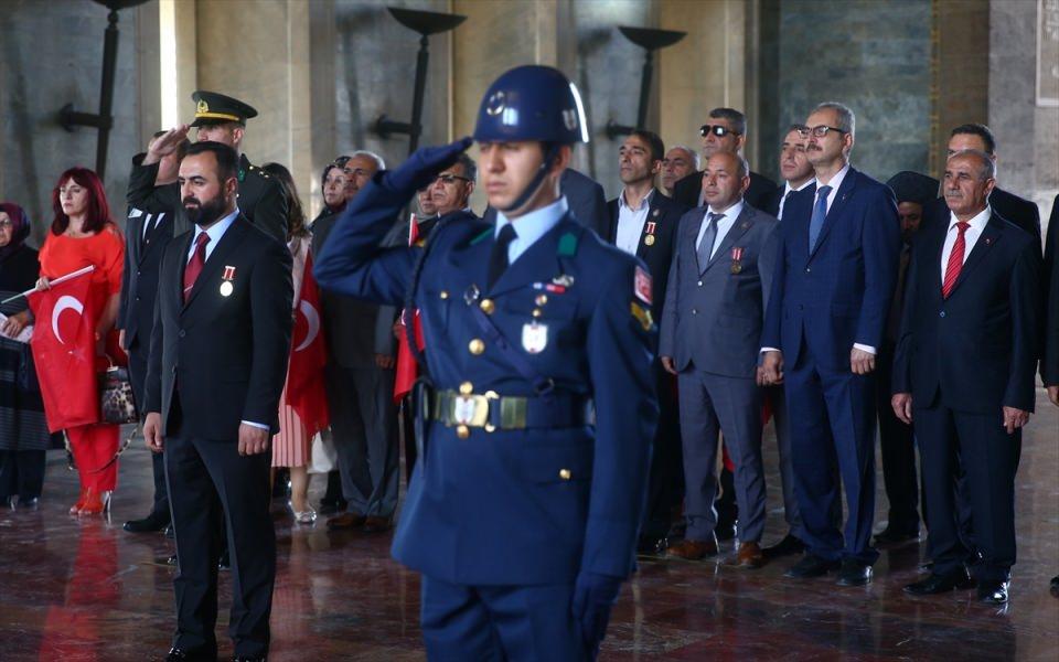 <p>Şunu unutmayalım ki şehit ve gazilerimize çok şey borçluyuz. Gazilerimiz, bağımsızlığımıza zincir vurmak isteyen düşman çevrelere iman gücüyle direnen, milli azimle karşı çıkan kahramanlarımızdır. </p>
