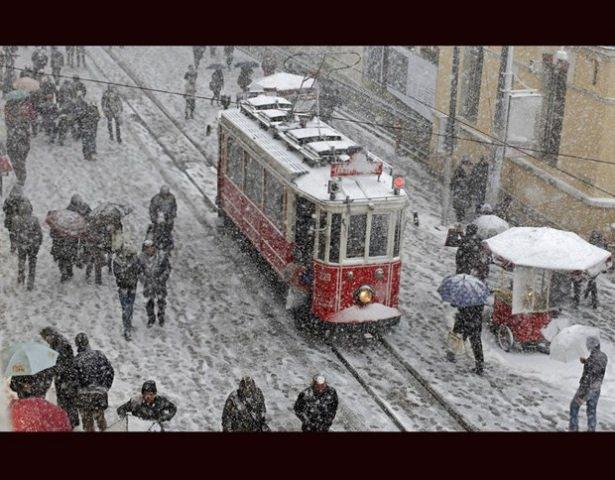 <p>Soğuğa ve kar yağışına rağmen İstiklal Caddesi'nde yürümeye çalışan insanlar...</p>
<p>İstanbul / Türkiye</p>