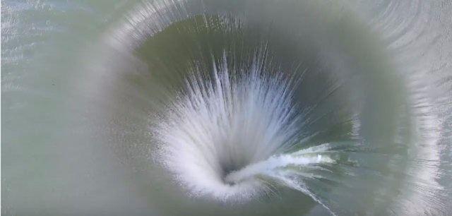 <p>Berryessa, 521 milyar galon su barındırma hacmine sahip b&uuml;y&uuml;k bir g&ouml;l. Yağış aldığı zamanlarda bu miktar artıyor ve su miktarı g&ouml;l&uuml;n kapasitesini aşıyor.</p>

<p>&nbsp;</p>
