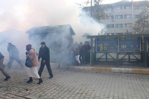 <p>HDP Van Milletvekili Nadir Yıldırım, öğlen saatlerinde Feki Teyran Parkı’nda toplanan aralarında Van Büyükşehir Belediye Eş Başkanı Bekir Kaya’nın da bulunduğu grup Beşyol’a yürümek istedi.</p>
<p> </p>