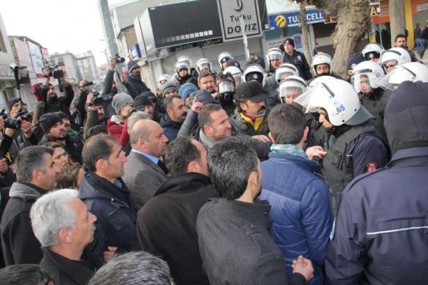 <p>Polis, uyarılara rağmen yürümekte ısrar eden eylemcilere müdahale etti. Göstericiler polise, taş ve havai fişekleri atarken polis de basınçlı su, gaz bombası ve plastik mermilerle müdahale etti.</p>
<p> </p>