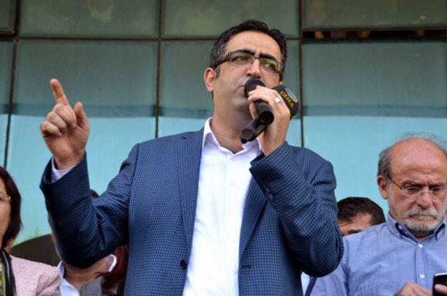 <p>4- Maaşlarında kesinti yapılacak mı?</p>
<p>1 yılda 45 birleşim günü çalışmalara katılmayan milletvekillerinin maaşları 3 ay süreyle 3’te 1 oranında kesiliyor.</p>