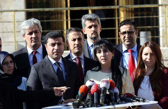 <p>6- Başkanlık divanı nasıl etkilenecek?</p>
<p>TBMM’de genel kurul toplantılarına AK Partili 2, CHP ve HDP’li 1’er başkanvekili başkanlık ediyor. HDP’li Pervin Buldan’ın katılmaması nedeniyle, başkanvekilleri daha sık nöbet tutacak.</p>