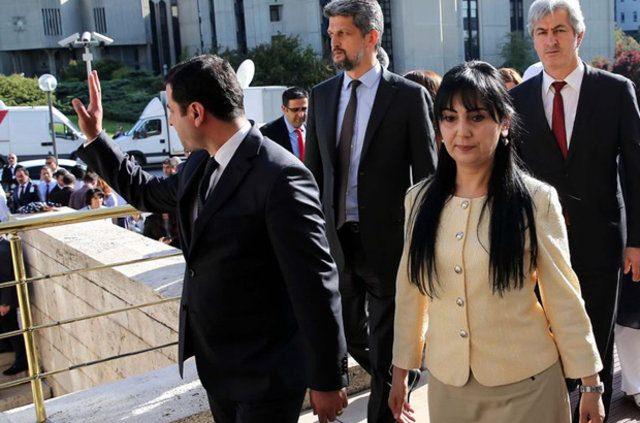 <p>7- Komisyon çalışmaları etkilenecek mi?</p>
<p>Meclis komisyonlarında her parti, milletvekili sayısına göre temsil ediliyor. Üçüncü parti durumundaki HDP’nin ihtisas komisyonlarındaki üyeleri, bu süre boyunca görev yapmayacak.</p>