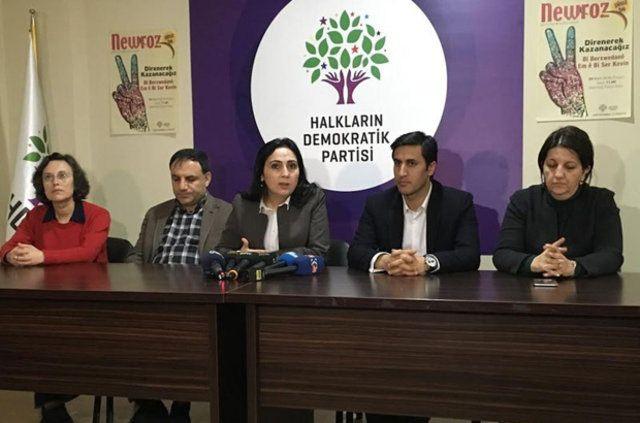 <p>Meclis çalışmalarına katılmama kararı alan HDP, salı günü grup toplantısını gerçekleştirecek. Ancak kürsüde kimse olmayacak. Onun yerine HDP Eş Genel Başkanları Selahattin Demirtaş ve Figen Yüksekdağ'ın konuşmalarından kesitler ve tutuklanma anlarına ait görüntülerden oluşan sinevizyon gösterimi yapılacak.</p>