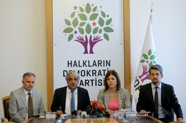 <p>HDP'nin Meclis Genel Kurulu ve komisyonlardaki çalışmalara katılımın nasıl olacağı ile ilgili kararların da alındığı iki toplantının kararları Diyarbakır'da açıklandı.</p>
<p> </p>