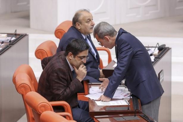 <p>HDP TERÖR ÖRGÜTÜNE DESTEK VERDİ</p>
<p>HDP, Ankara'da düzenlenen saldırının altından YPG çıkınca, HDP sessiz kalmayı tercih etti. Türkiye'nin teröre aslı boyun eğmeyeceğinin vurgulandığı ortak bildiriye de imza atmayan tek parti HDP oldu.</p>