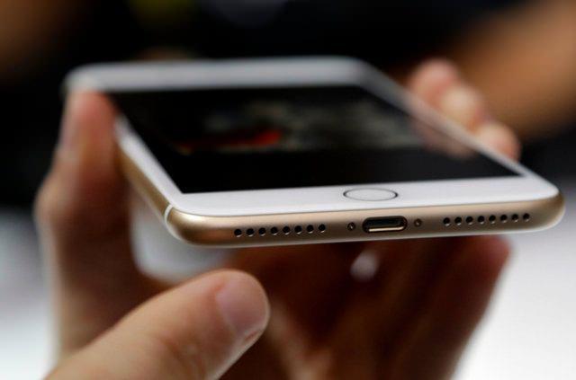 <p>Kablosuz şarj edilebilecek.</p>

<p>3.5 kulaklık girişi bulunmayacak.</p>

<p>Apple'ın iPhone 7 serisinde ortadan kaldırdığı bu özellik diğer modellerinde de olmayacak.</p>
