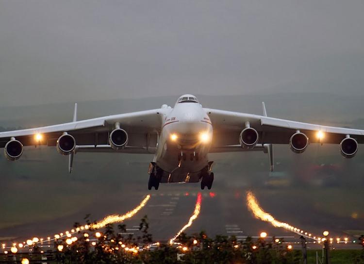 <p>Havacılık efsanesi Antonov An-225 altı motorludur. Uzunluğu 84 metredir. Öyle ki kargo bölmesi Wright kardeşlerin ilk uçuşlarını yapmalarına yetecek kadar uzun ve yüksektir. Kanat açıklığı 88 metredir.</p>
