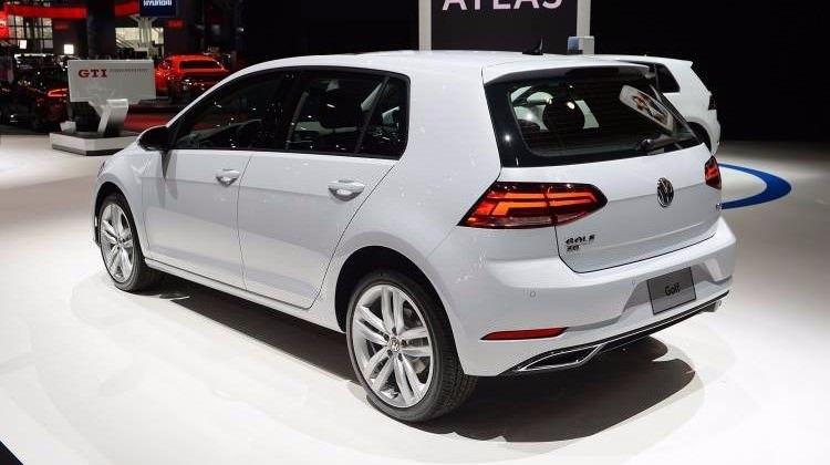 <p>Yeni Golf'de LED'ler daha çok öne çıkartılırken, kartelaya yeni boya seçenekleri eklenmiş. İç mekanda ise 5 inclik ekranın yerini 6.5 inclik ekran almış.</p>