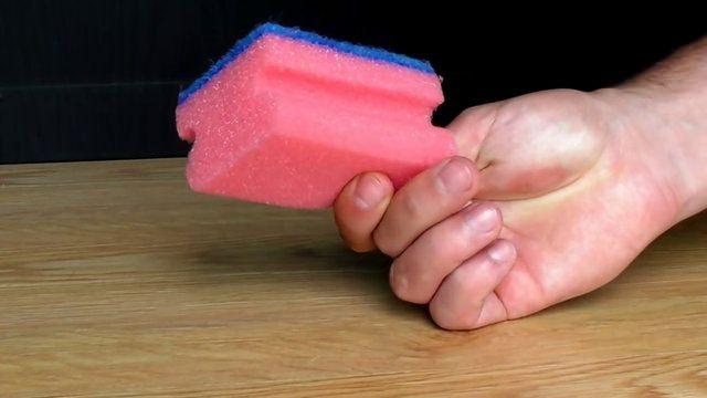 <p>Süngeri keserek<strong> kirli bardaklarınızın ağız kısmını </strong>kolaylıkla temizleyebilirsiniz. </p>
