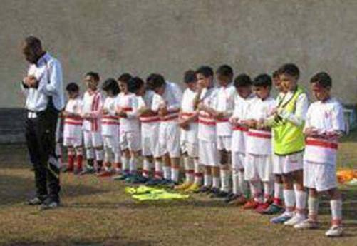 Futbolcu Henry gençlere imam oldu--- Cezayir asıllı Fransa vatandaşı futbolcu Henry, Fransa'daki bir futbol okulunda eğitim alan çocuklara namaz kıldırıyor